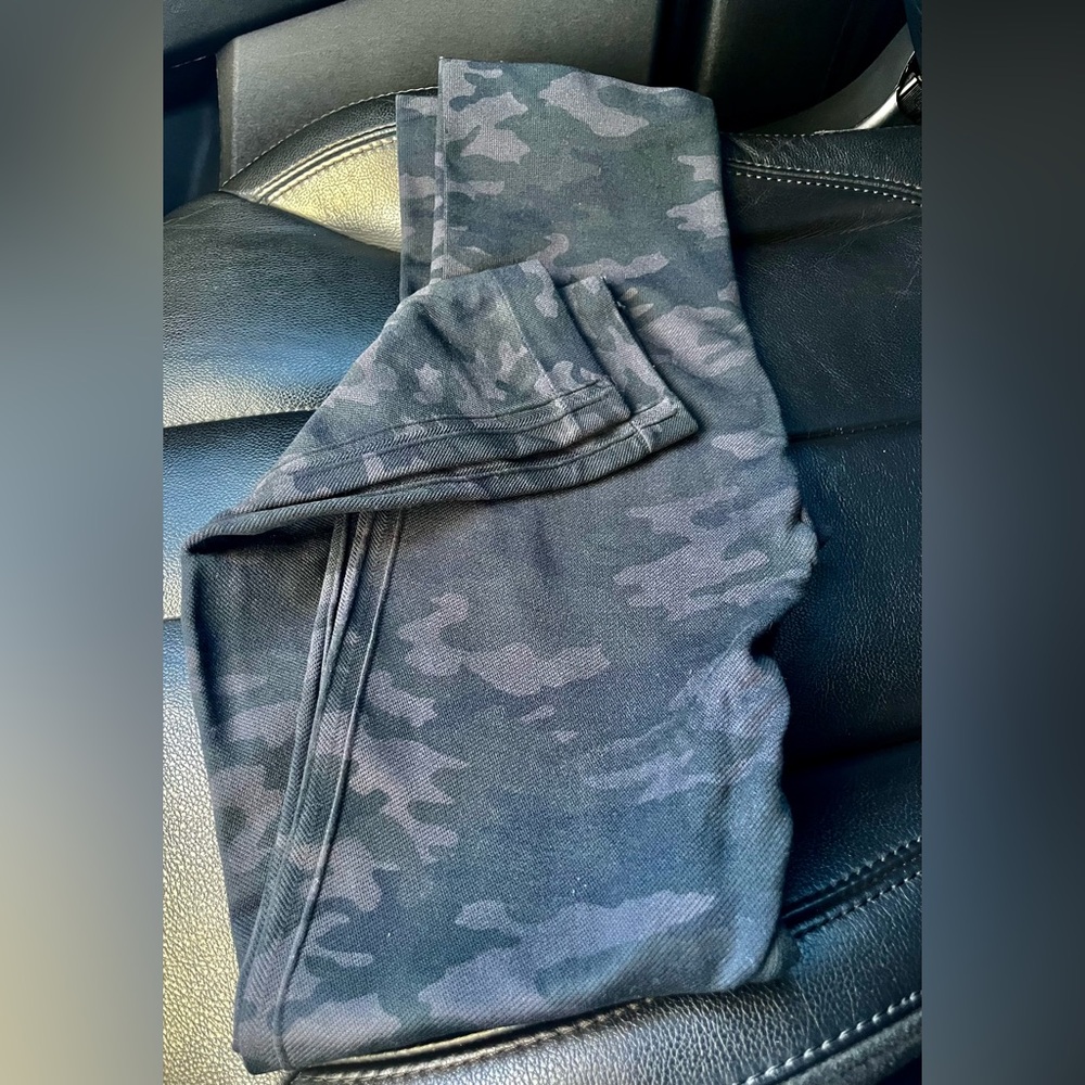 Spanx Seamless Look At Me Now Camo Leggings - Picture 9 of 10